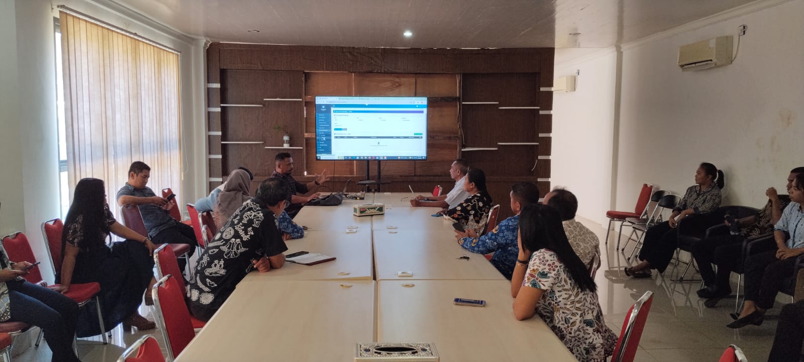 Diskusi Tentang Digitalisasi Data Base dan Informasi Ohoi (Desa) Hollat